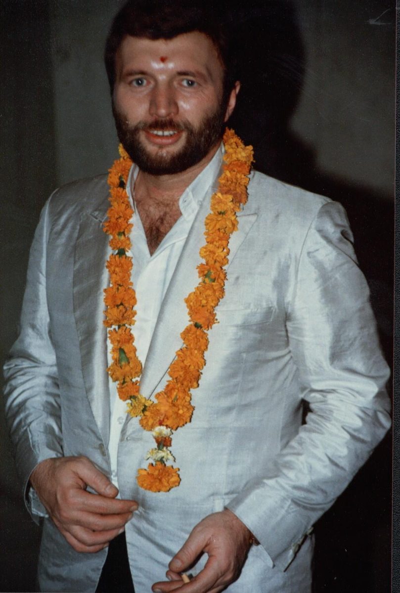 Wolfgang Thust in jungen Jahren, mit Blumenkette empfangen