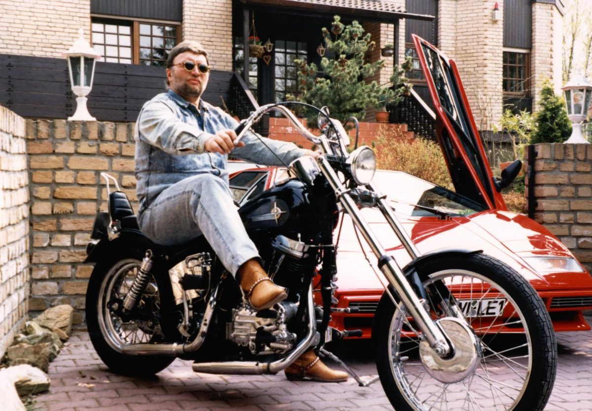 Wolfgang Thust auf einer Harley-Davidson