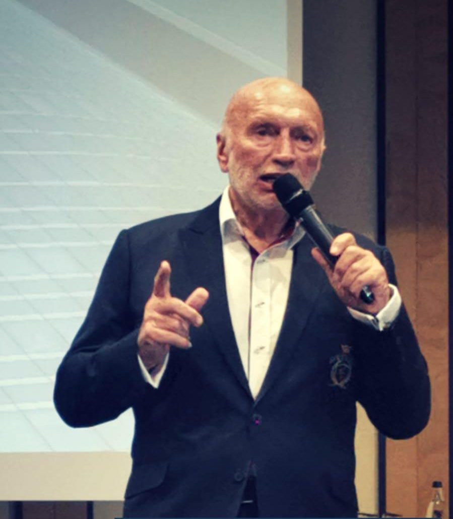 Wolfgang Thust bei einem Vortrag mit Mikrofon