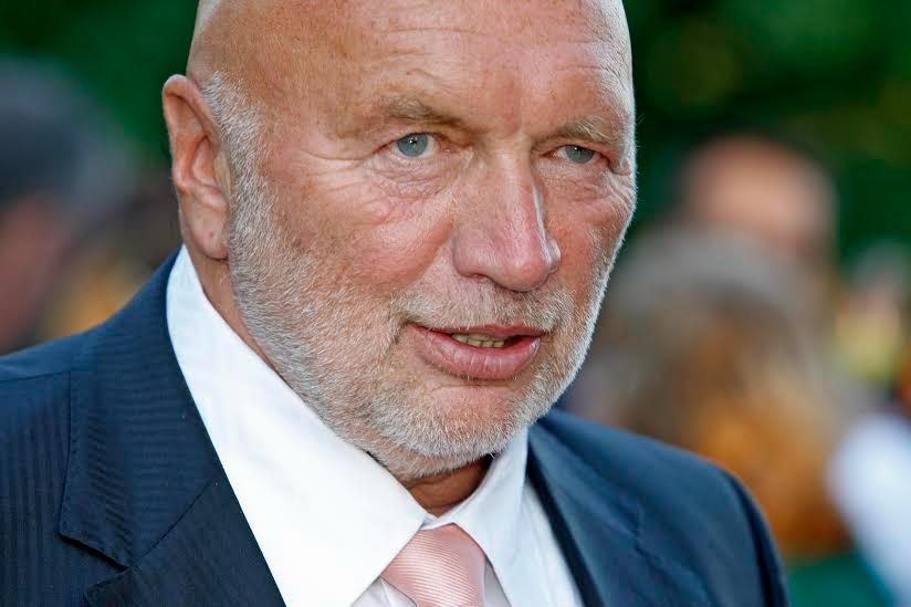 Porträtaufnahme von Wolfgang Thust im Anzug