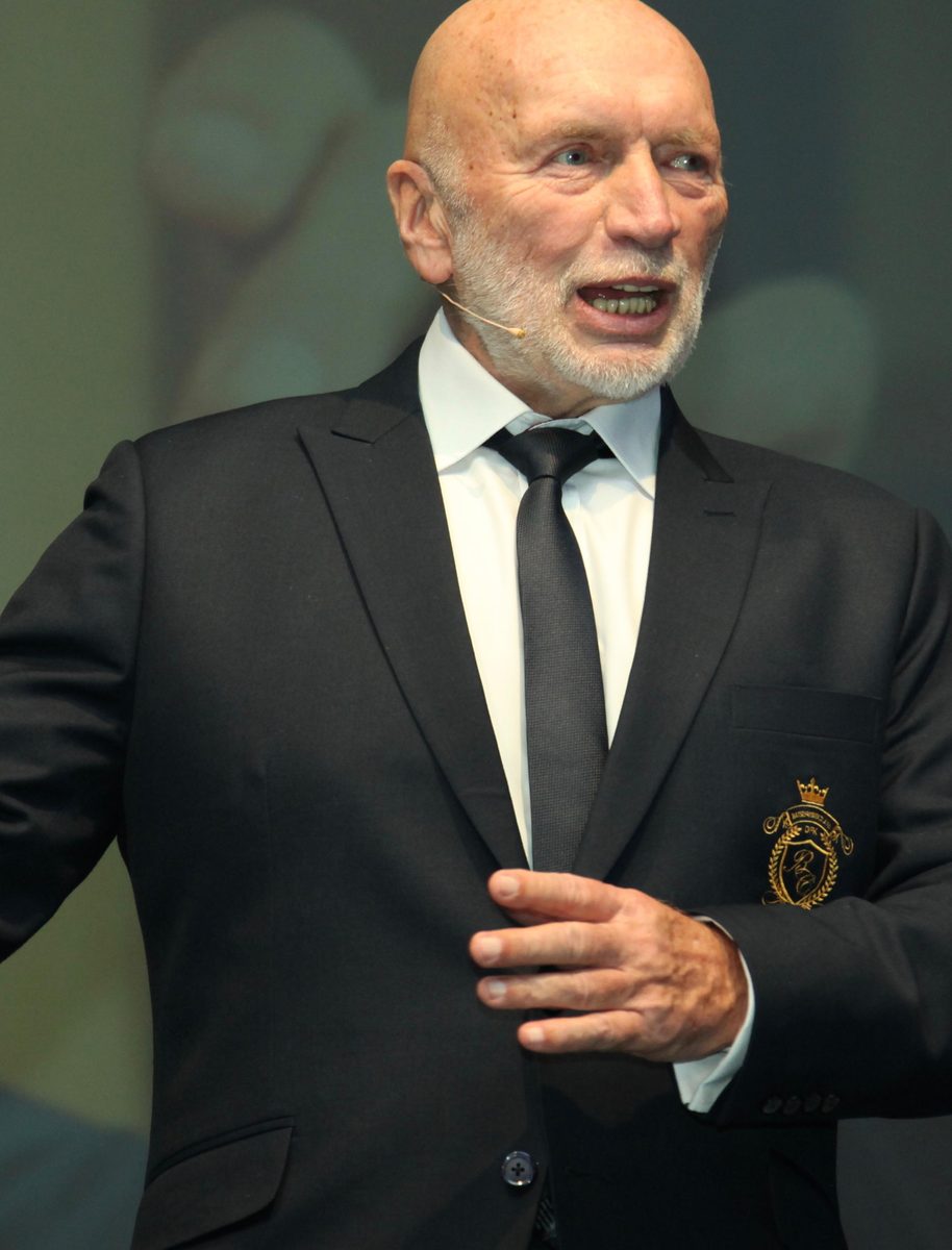 Wolfgang Thust bei einem Vortrag auf der Bühne