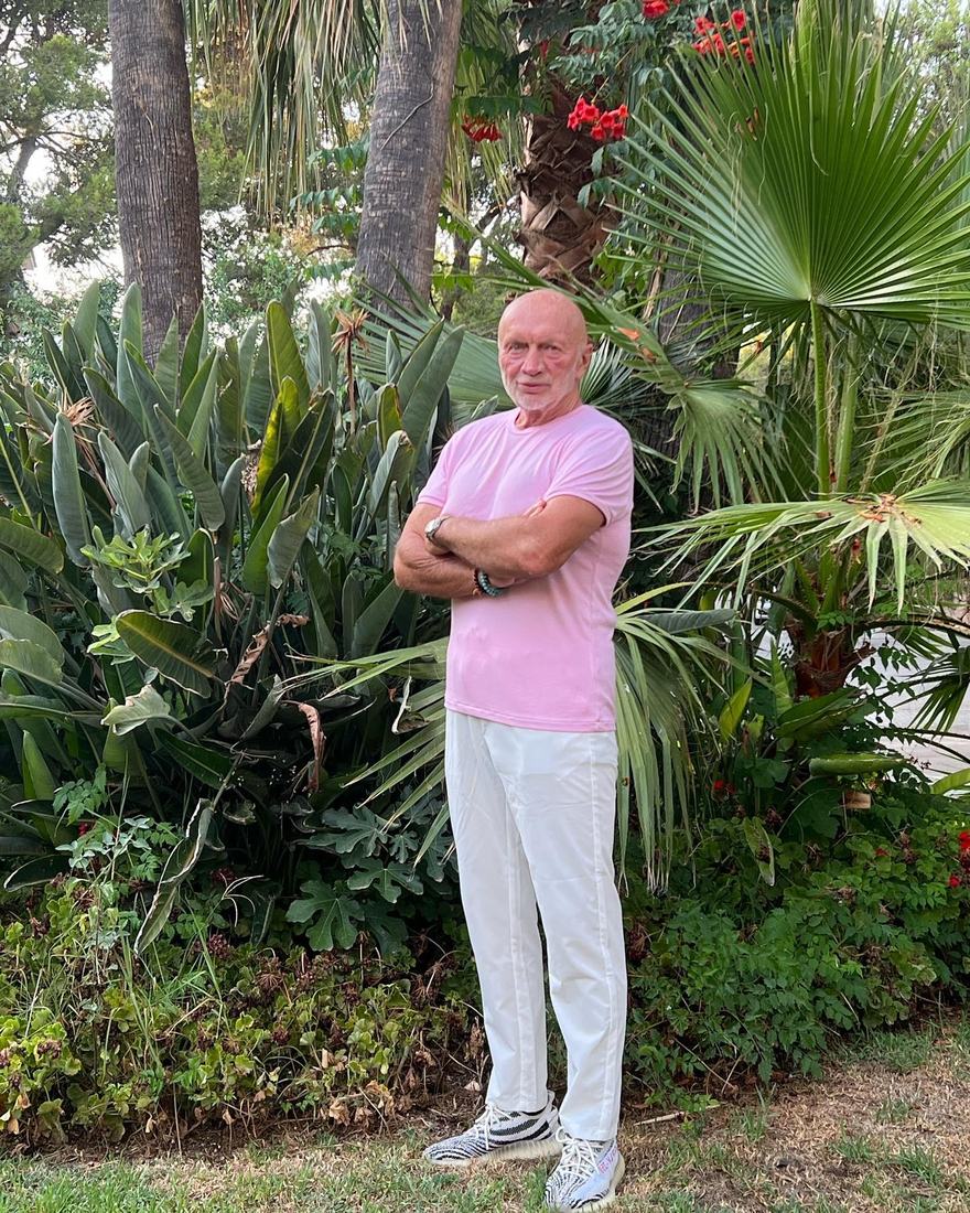 Wolfgang Thust im Garten unter Palmen